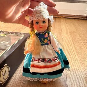 Dolls of all nations no. 134 Holland doll in traditional costumes for collect